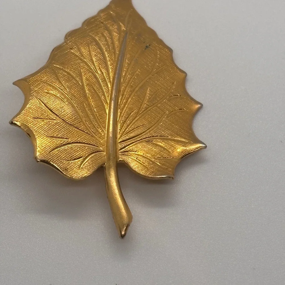 Gold‎ Tone Leaf Brooch Pin Textured Veins Elegant Autumn Nature Inspired Jewelry
